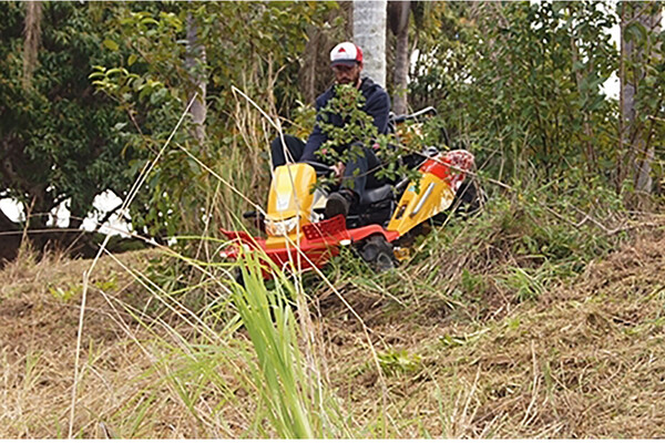 RAZORBACK 4WD RIDE ON MOWER CM1402H